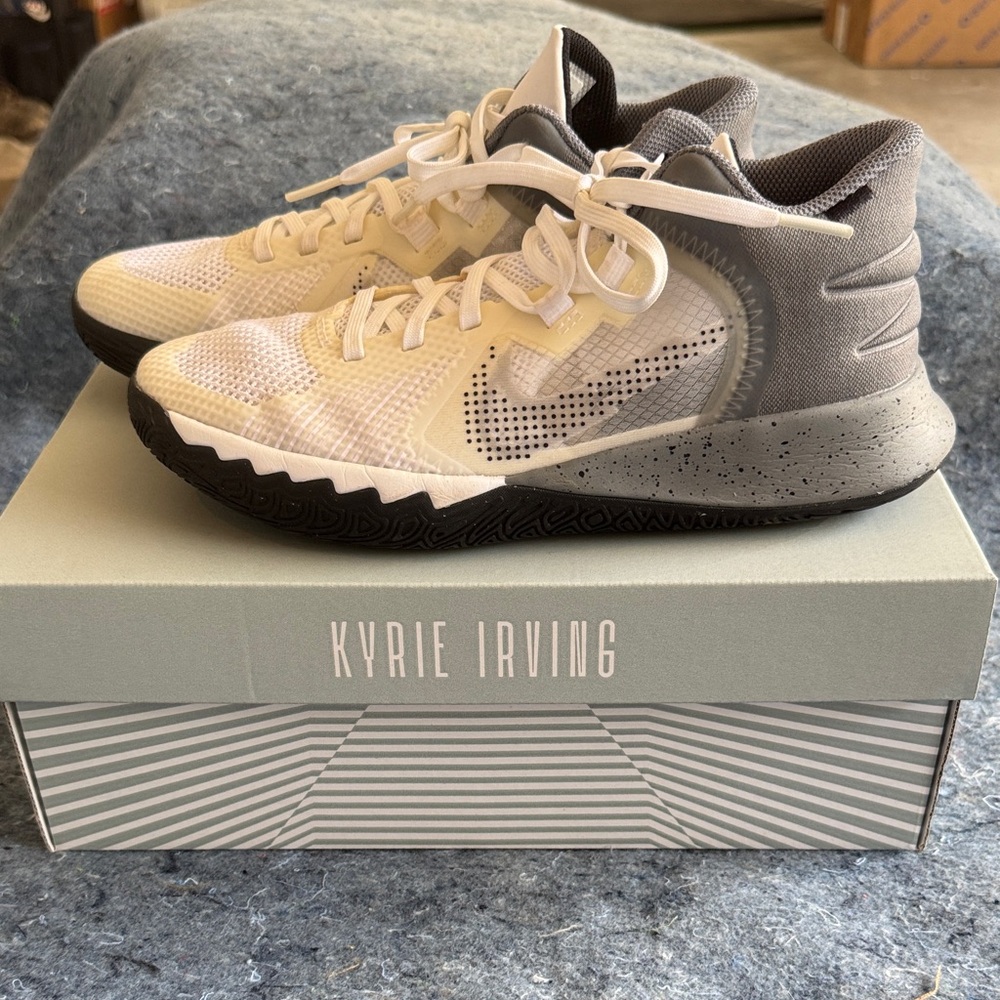 Nike Kyrie Irving Flytrap V (GS) White/Gray/Chrome Sneaker